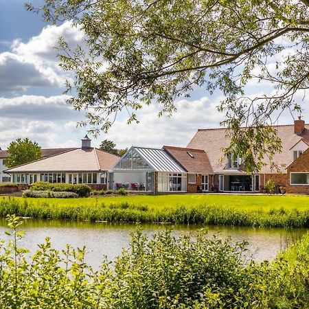 Kingfisher Hotel, Golf And Country Club Milton Keynes Exterior photo